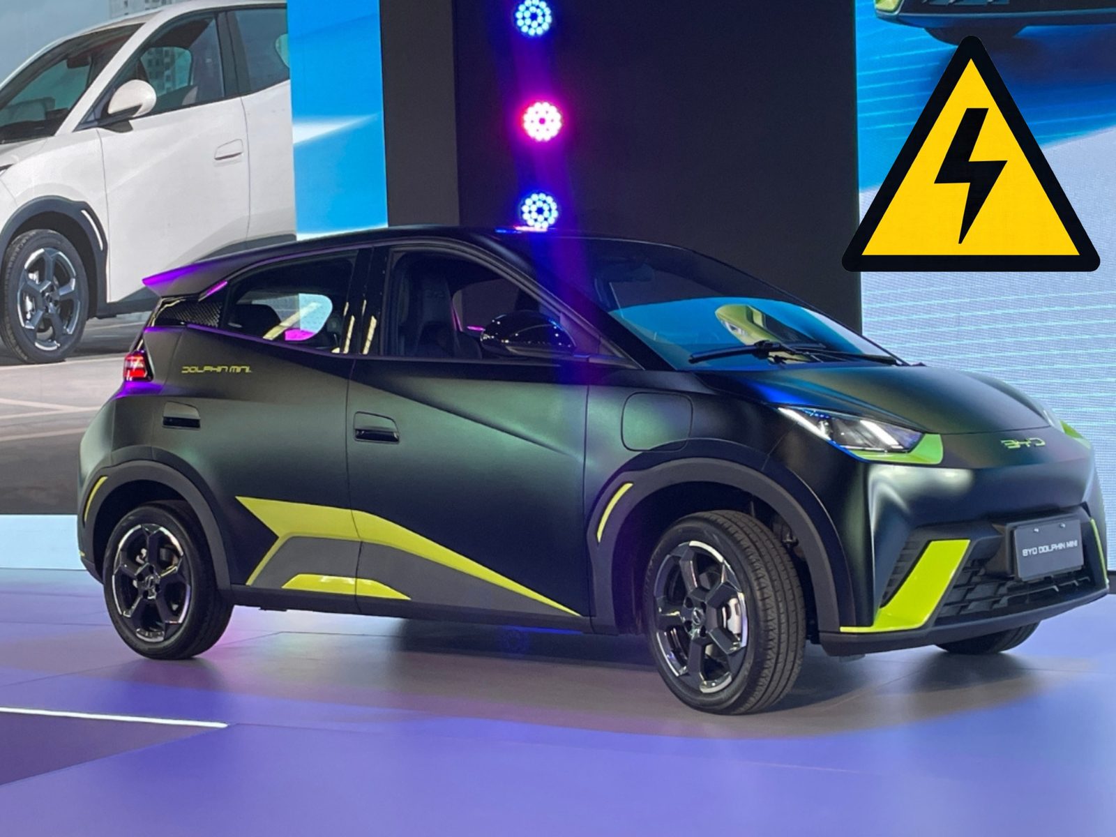 Veículo elétrico moderno em exposição automotiva